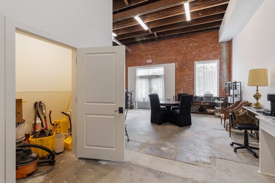 More Photos Of 205 S Main St, Bryan Storefront For Lease