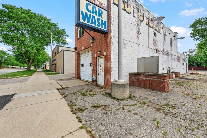 More Photos Of 25906 Five Mile rd, Redford Self Storage For Sale