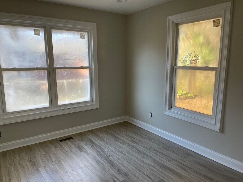 More Photos Of 1508 Remount Rd, Charlotte Showroom For Lease