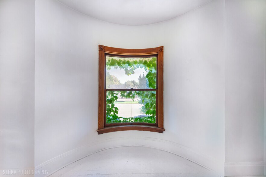 More Photos Of 428 W State St, Geneva Freestanding For Sale