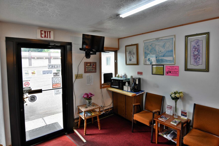 More Photos Of 100 Silver St, Hurley Hotel For Sale