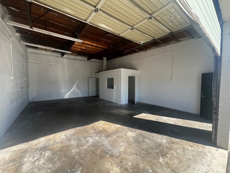 More Photos Of 12770 Pierce St, Pacoima Warehouse For Lease