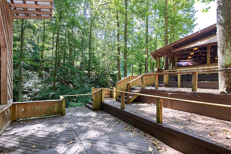 More Photos Of 15303 Midland Trl, Ansted Freestanding For Sale