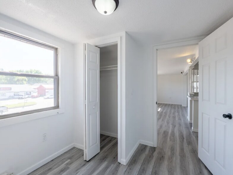 More Photos Of 1201 S Park Ave, Herrin Office For Sale