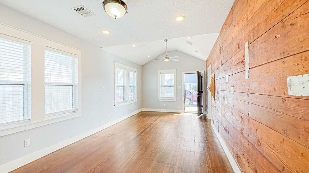 More Photos Of 4409 Canal St, Houston General Retail For Sale