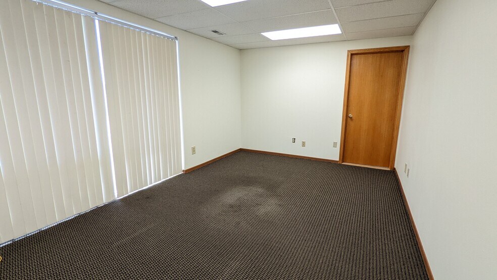 More Photos Of 8421 University Ave, Clive Office Residential For Lease