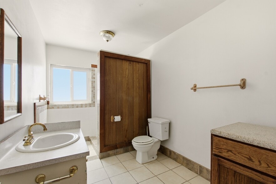More Photos Of 1319-1323 W Texas St, Fairfield Freestanding For Sale
