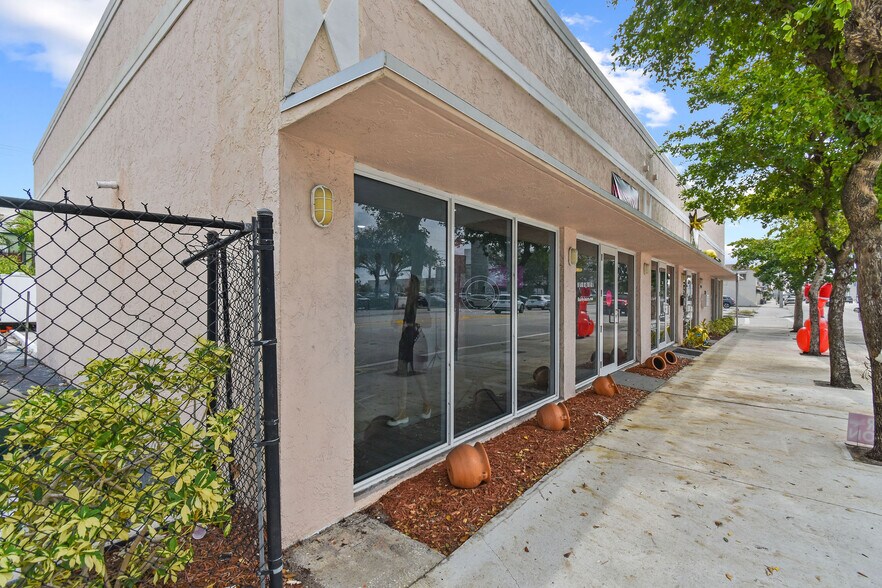 More Photos Of 2730 S Dixie Hwy, West Palm Beach Freestanding For Sale
