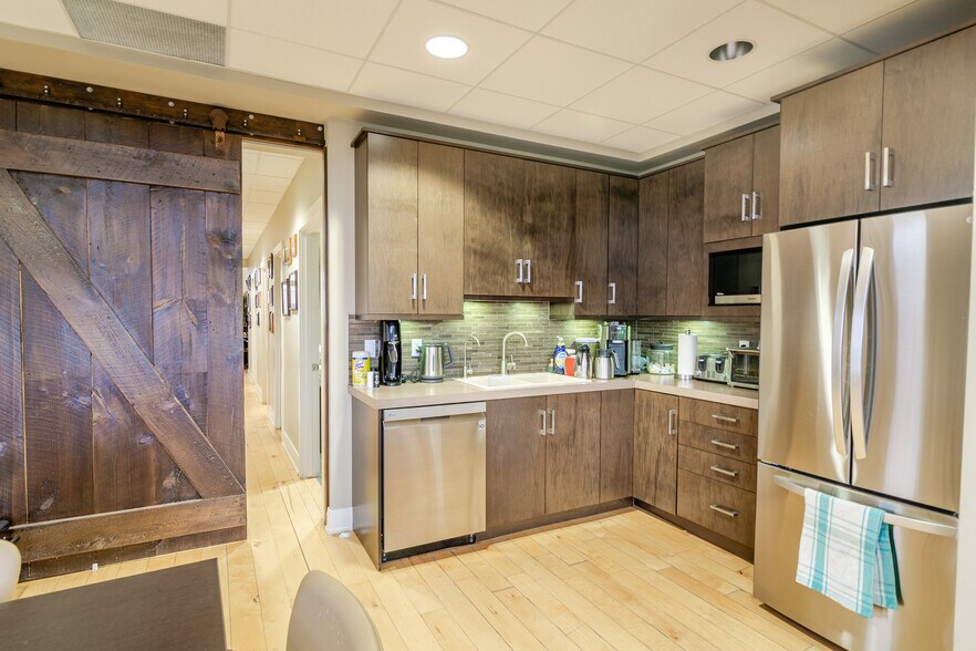 More Photos Of 124 Reis Rd, Ottawa Warehouse For Sale