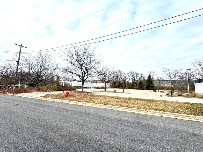 More Photos Of 6911 Mangrove Ln, Monona Office For Sale