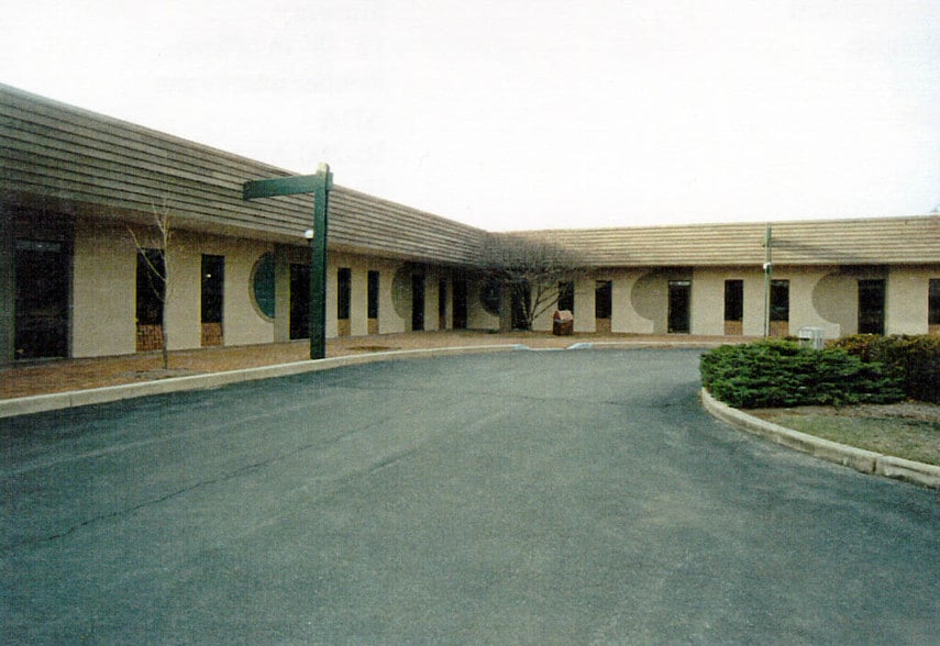 More Photos Of 1861 Charter Ln, Lancaster Office For Lease