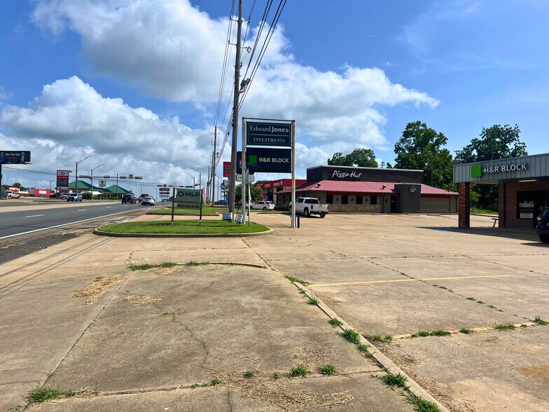 More Photos Of 906 Us Highway 271 S, Gilmer Storefront For Lease