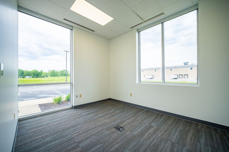 More Photos Of 3780 Tradeport Ct, Lockbourne Distribution For Lease