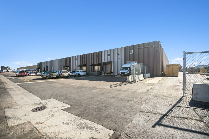 More Photos Of 4001 Holly St, Denver Warehouse For Sale