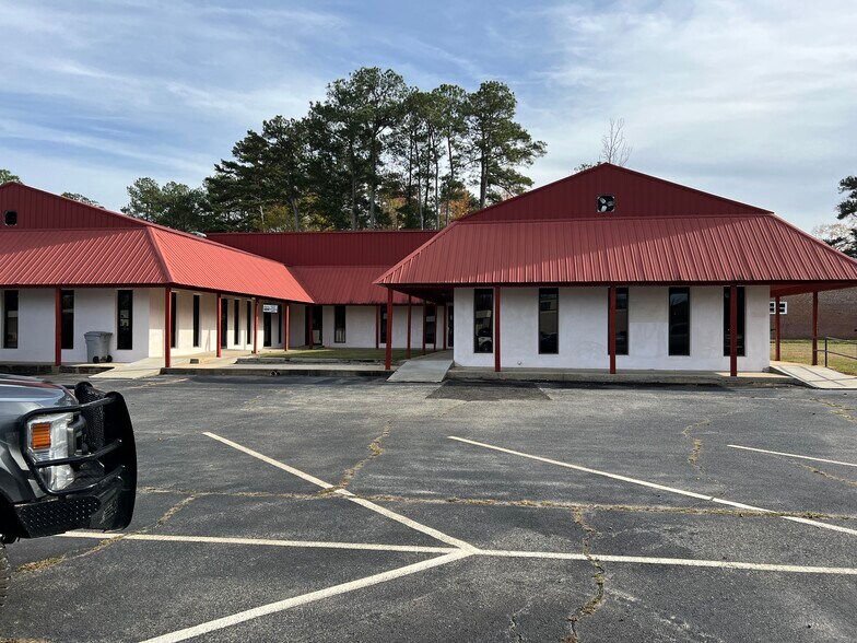 More Photos Of 401 Peacock Street, Cochran Office For Sale