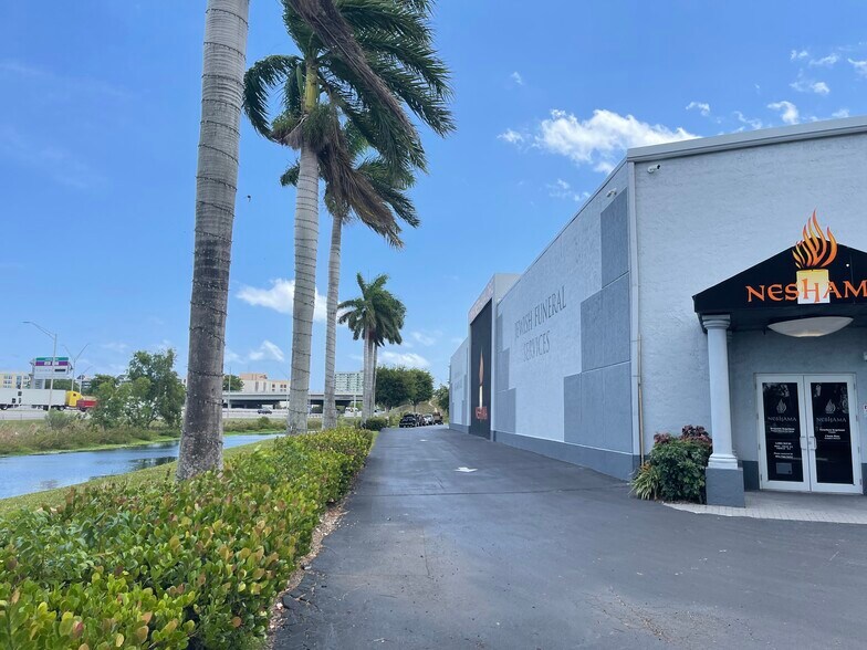 More Photos Of 920 SW 2nd Pl, Pompano Beach Showroom For Lease