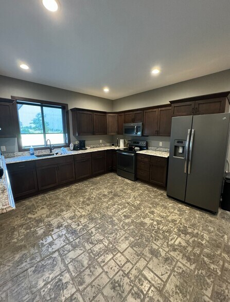 More Photos Of 2976 73rd St, Atkins Flex For Lease