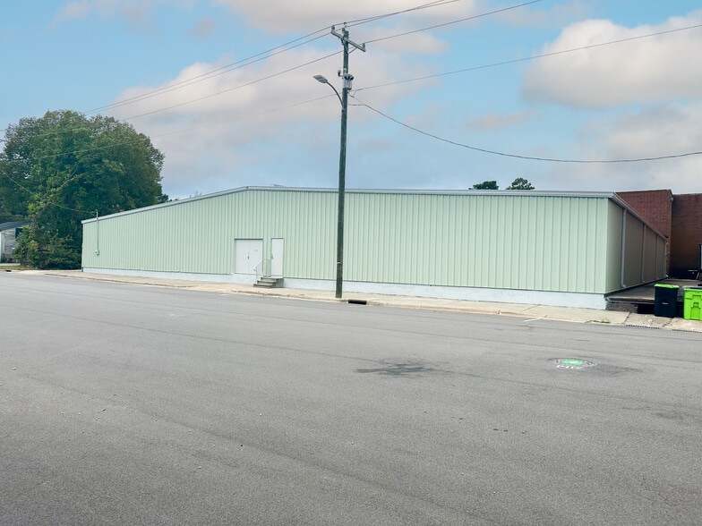 More Photos Of 128 W Vance St, Zebulon Warehouse For Lease
