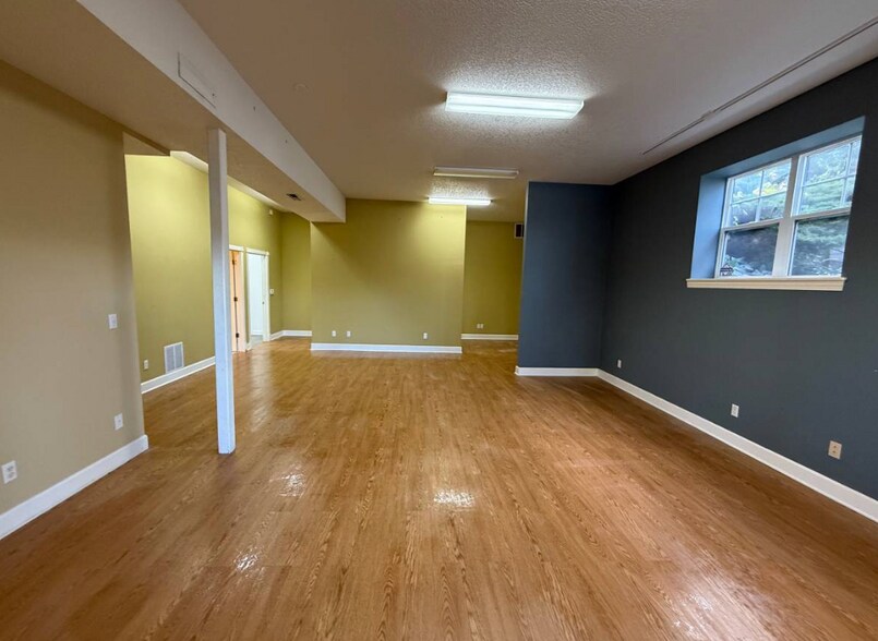 More Photos Of 303 E Historic Columbia River Hwy, Troutdale Flex For Lease