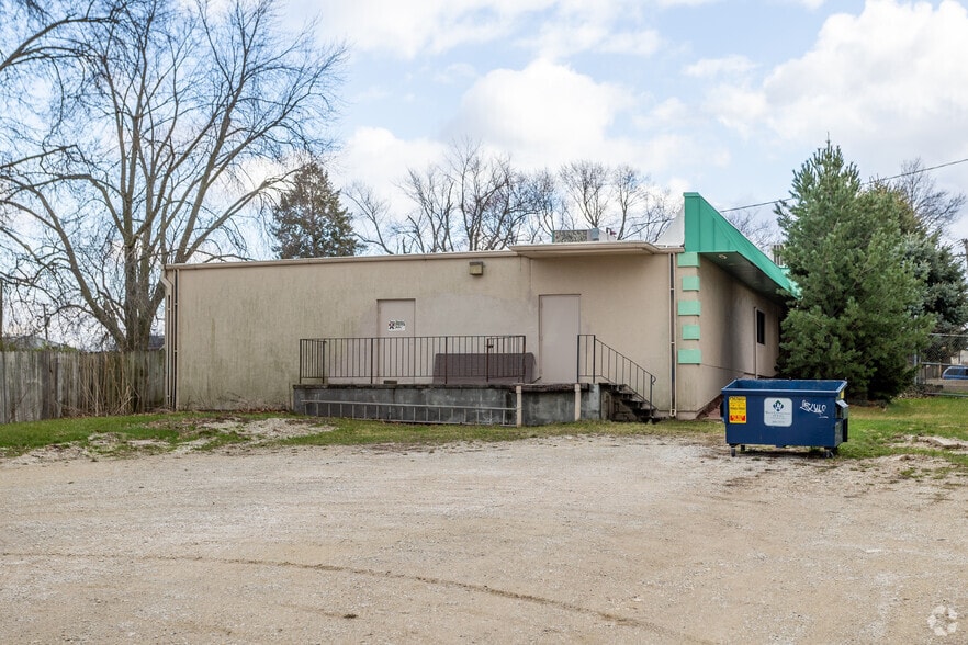 More Photos Of 2017 Southlawn Dr, Des Moines Freestanding For Lease
