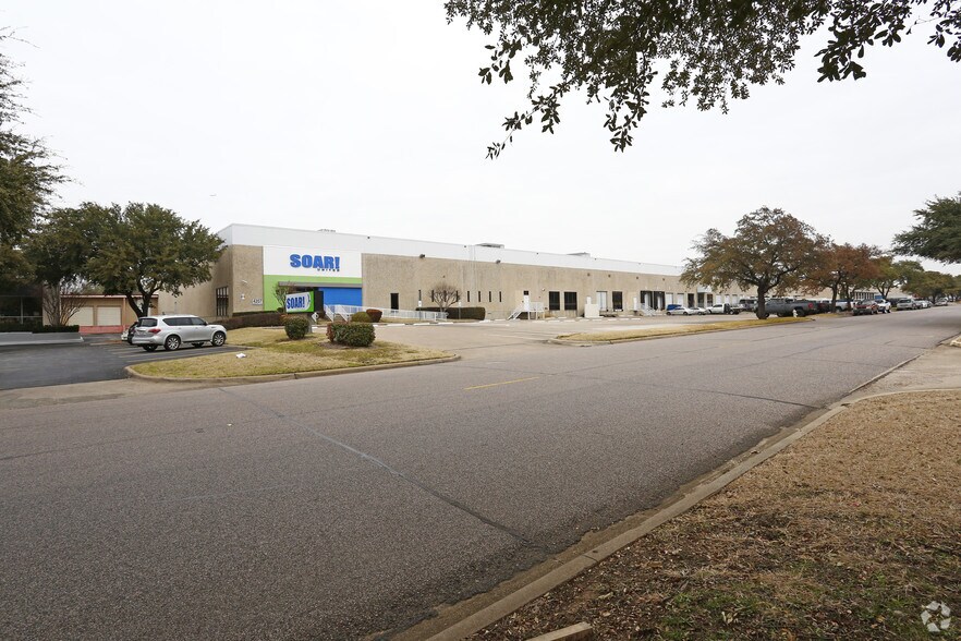More Photos Of 4207-4263 Simonton Rd, Farmers Branch Warehouse For Lease