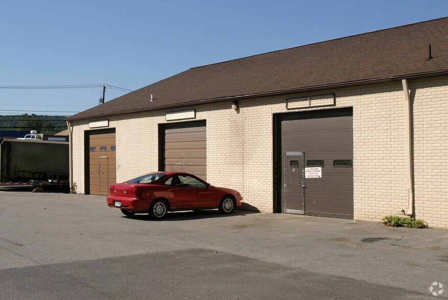 More Photos Of 147 Danbury Rd, New Milford Flex For Sale