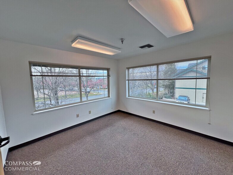 More Photos Of 231 SW Scalehouse Loop, Bend Office For Lease