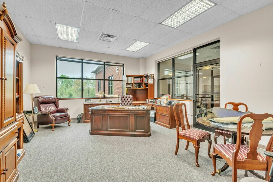 More Photos Of 2010 Castaic Ln, Knoxville Office For Sale