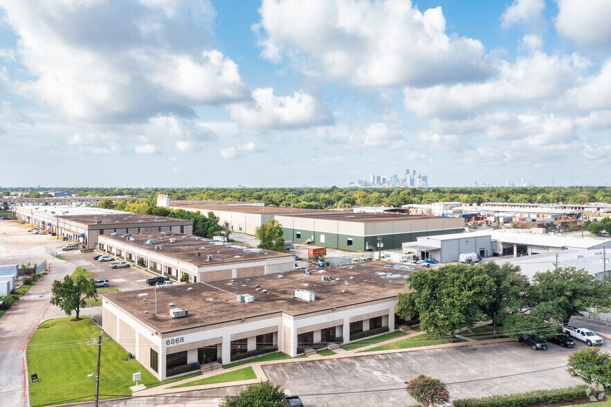 More Photos Of 6868 N Loop Fwy E, Houston Light Distribution For Lease