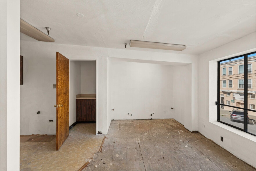 More Photos Of 900-910 Clement St, San Francisco Storefront Retail Office For Lease