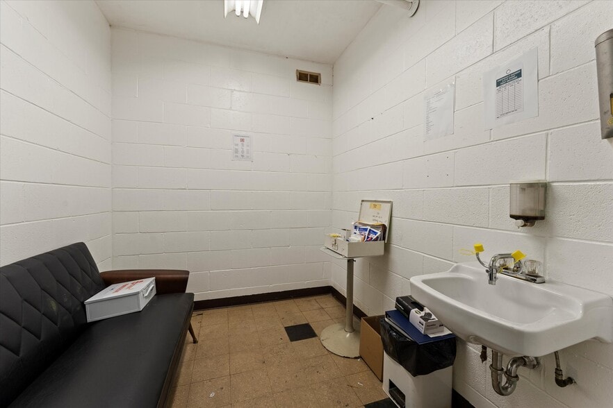 More Photos Of 1701 Shepherd, Windsor Manufacturing For Lease