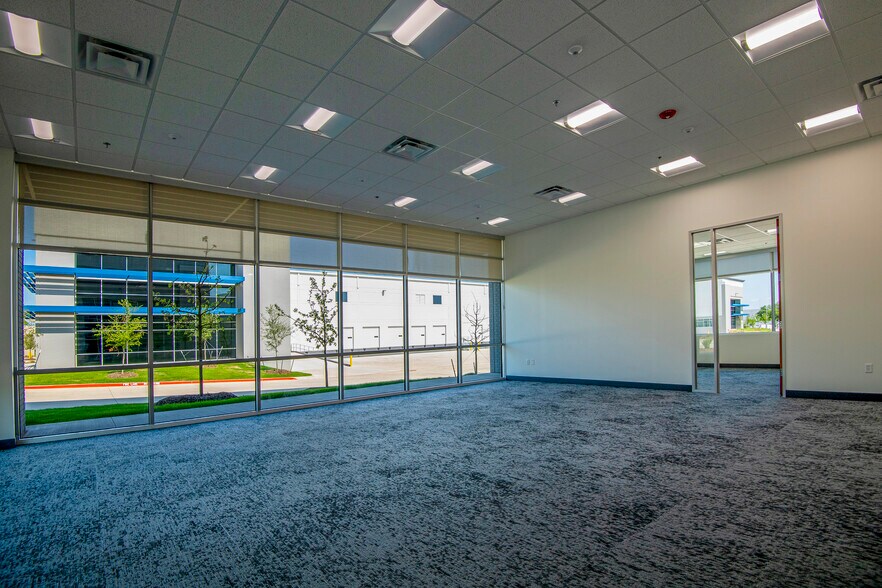 More Photos Of 901 E Avenue K, Grand Prairie Unknown For Lease