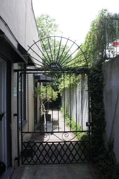More Photos Of 344 King St, Charleston Storefront Retail Residential For Sale