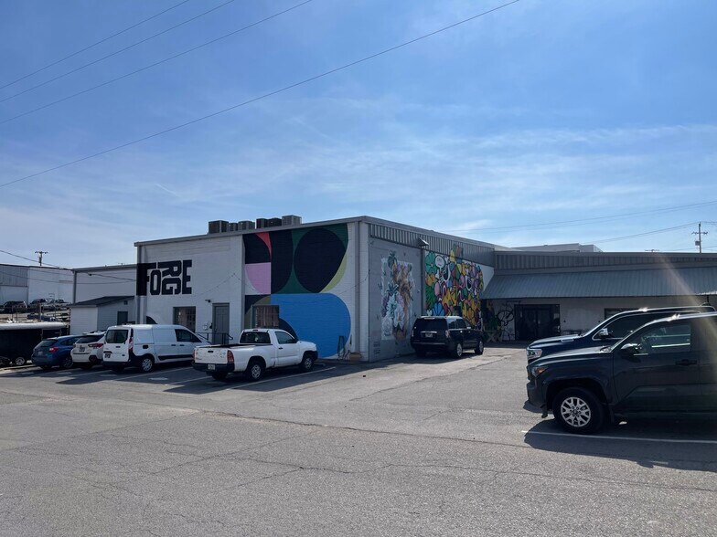 More Photos Of 217 Willow St, Nashville Showroom For Lease