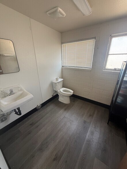More Photos Of 8110 Commercial St, La Mesa Service For Lease