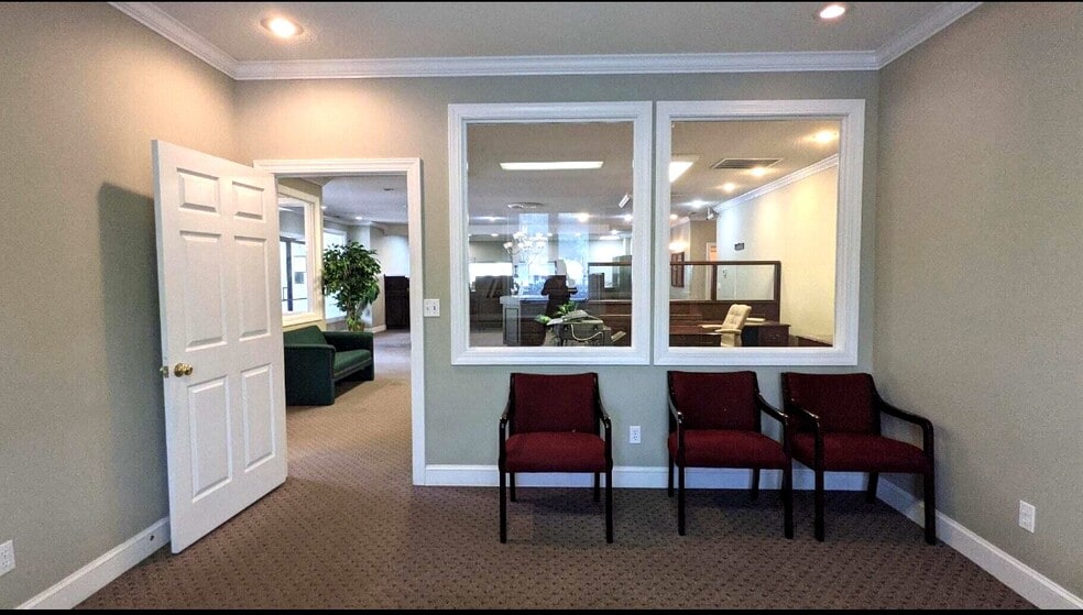 More Photos Of 941 US-25W Hwy, Williamsburg Bank For Sale