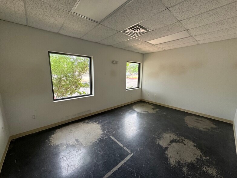 More Photos Of 4222 Gatecrest, San Antonio Light Distribution For Lease