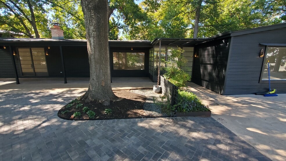 More Photos Of 1405 E 38th 1/2 St, Austin Office For Lease