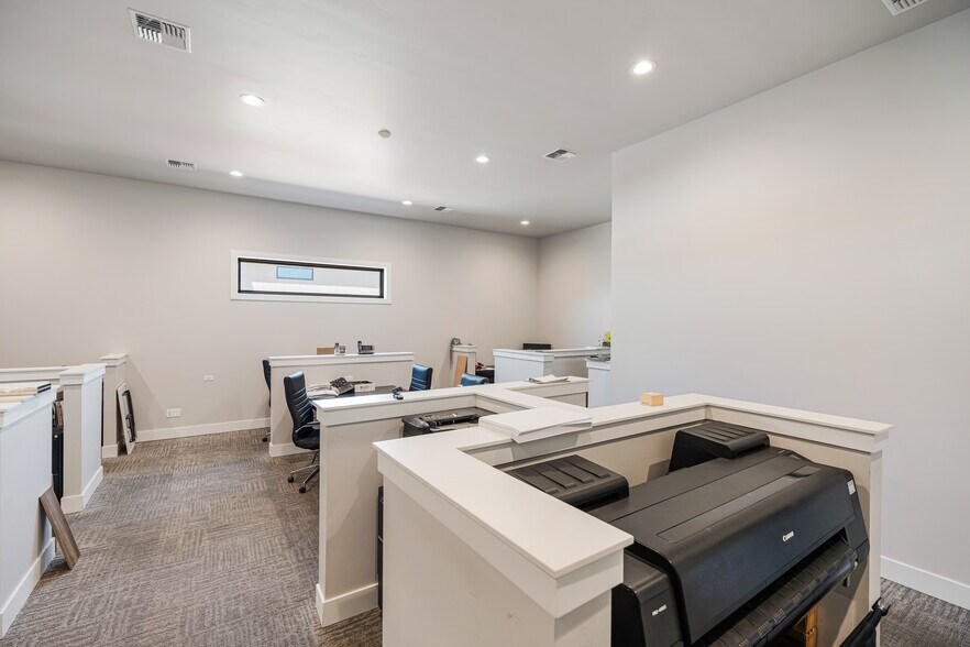 More Photos Of 565 SW Tamarack Ct, Redmond Industrial For Sale