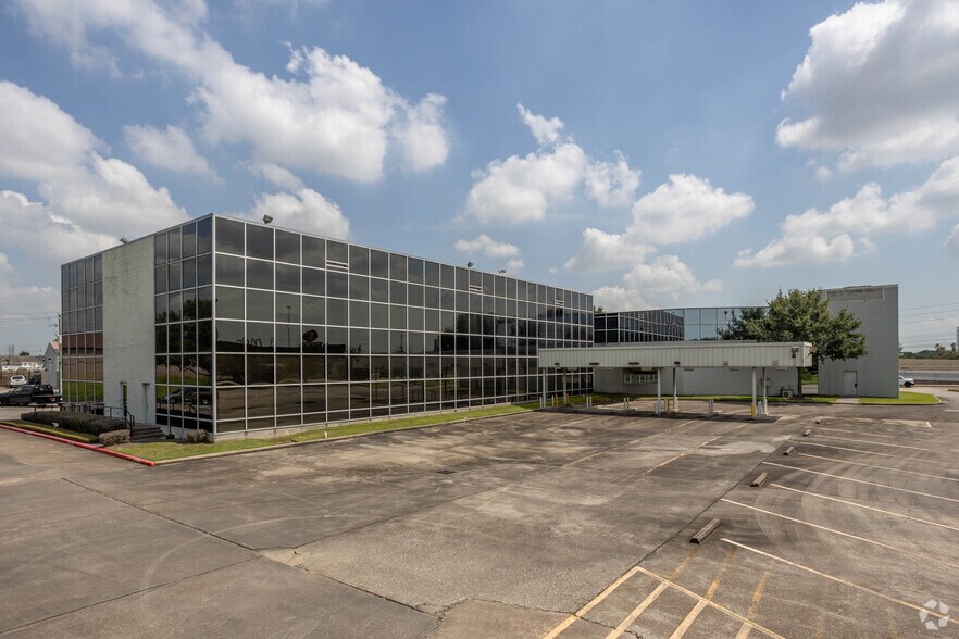 More Photos Of 14200 Gulf Fwy, Houston Office For Lease