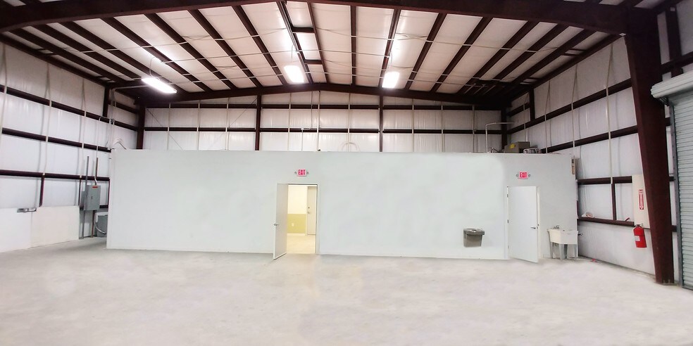 More Photos Of 614 Clear Creek Ave, League City Warehouse For Lease