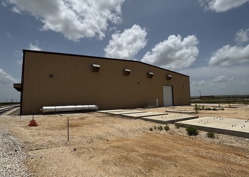 More Photos Of 16448 Old Corpus Christi Rd, Elmendorf Warehouse For Lease