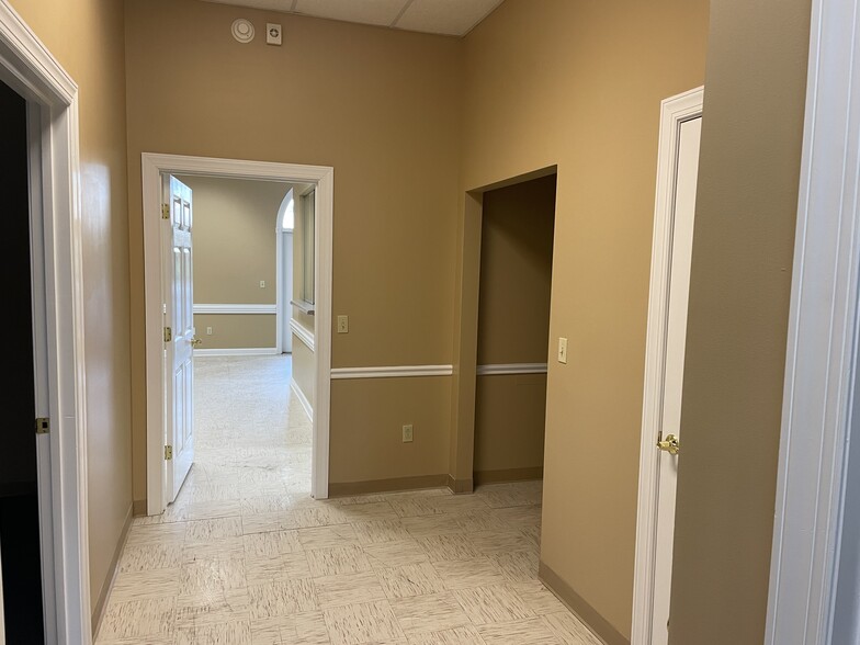 More Photos Of 6131 Shallowford Rd, Chattanooga Office For Sale
