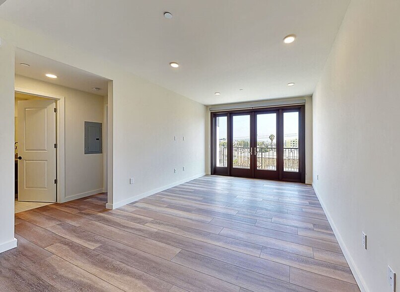 More Photos Of 1070 S Bedford St, Los Angeles Multifamily For Sale
