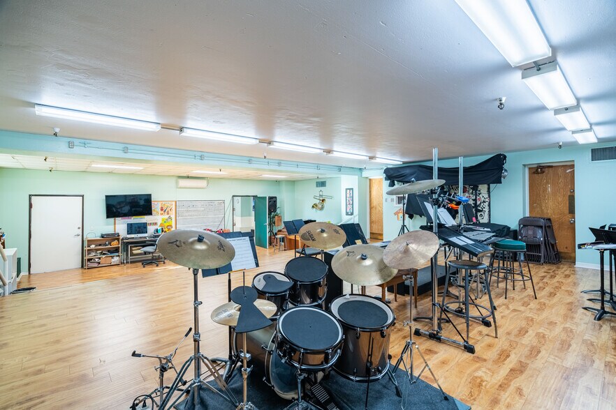 More Photos Of 2911 N San Fernando Rd, Los Angeles Schools For Lease