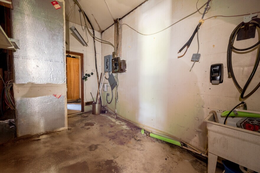 More Photos Of 19510 NE US Hwy 301, Waldo Storefront Retail Office For Sale