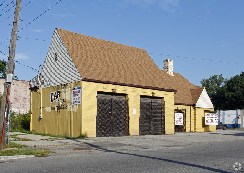 Primary Photo Of 20901 Fenkell St, Detroit Auto Repair For Sale