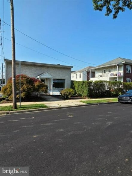 More Photos Of 2132 Noble St, West Lawn Flex For Lease