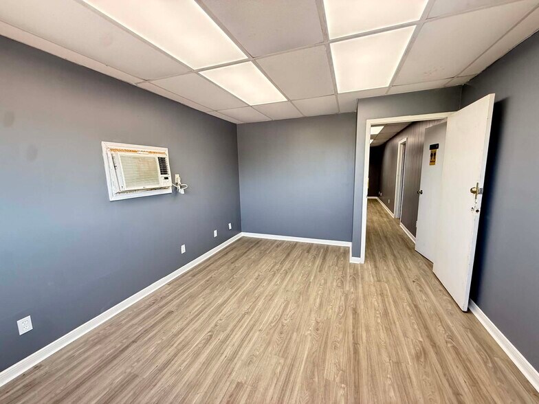 More Photos Of 1812 W D St, La Porte Truck Terminal For Lease