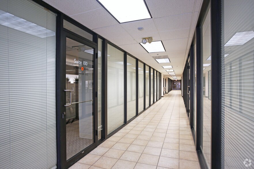 More Photos Of 600-650 Academy Dr, Northbrook Office For Lease